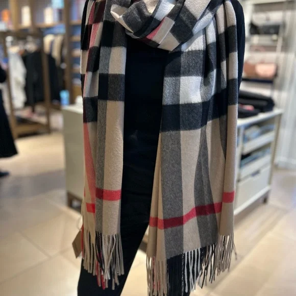 Burberry classic check scarf 🧣 - Picture 4 of 4